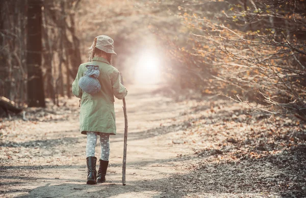 Niña en el bosque foto —  Fotos de Stock