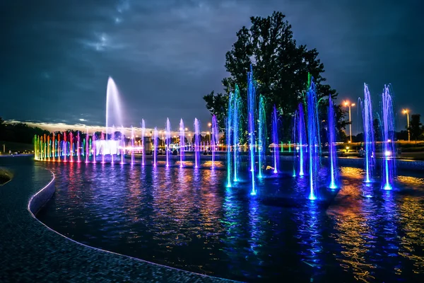 Kleurrijke muzikale fontein in Warschau — Stockfoto