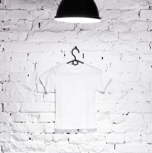 Біла футболка спереду на білій стіні — стокове фото
