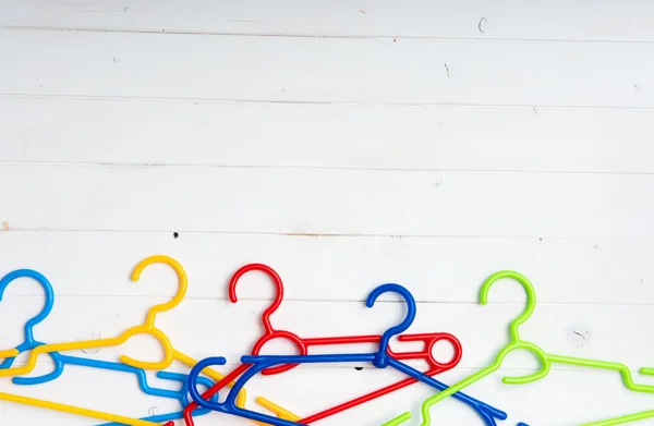 Conjunto de cabides de roupas plásticas coloridas — Fotografia de Stock