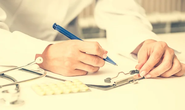 Doctor escribiendo una receta — Foto de Stock