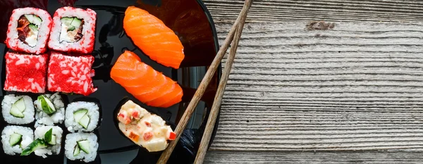 Sushi auf Teller mit Essstäbchen — Stockfoto