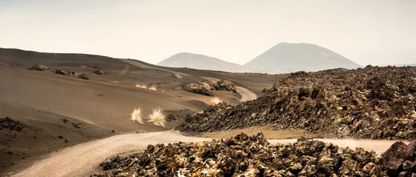 Schöne Landschaft mit Bergstraße — Stockfoto