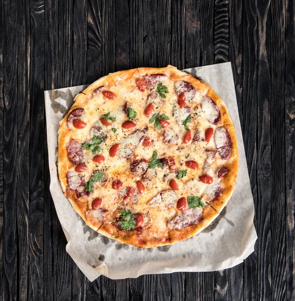 Läcker portionde pizza ovanifrån — Stockfoto