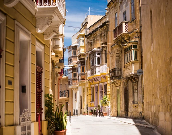 Typiska smala street i Valletta — Stockfoto