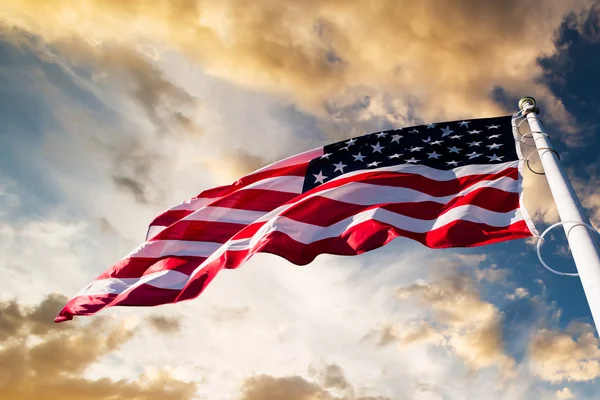 Amerikanische Flagge am Himmel — Stockfoto