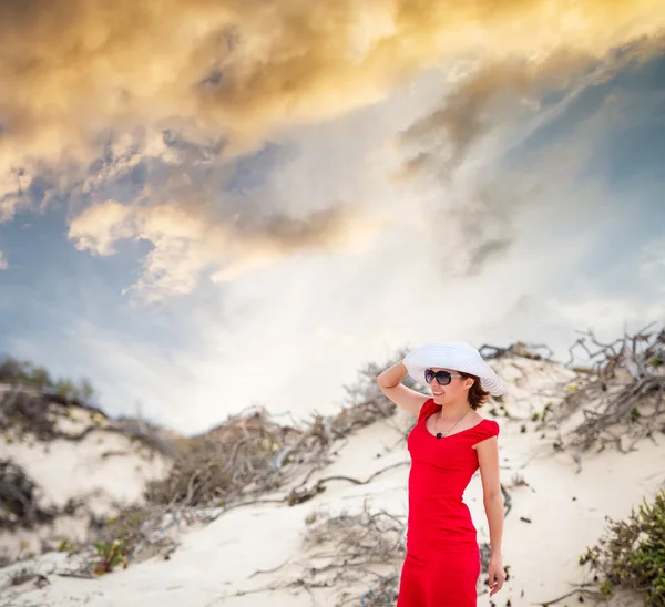 Este vörös ruhás nő — Stock Fotó