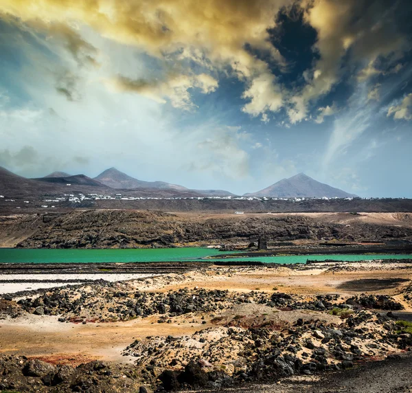 Paisagem de montanha com um lago — Fotografia de Stock