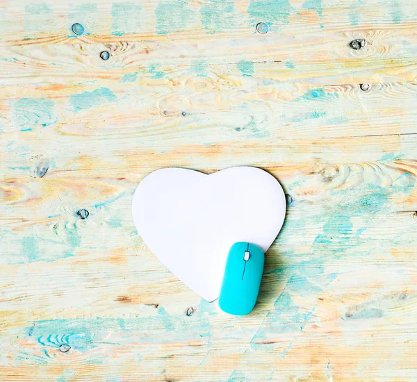 Almohadilla en forma de corazón con ratón sobre fondo de madera —  Fotos de Stock