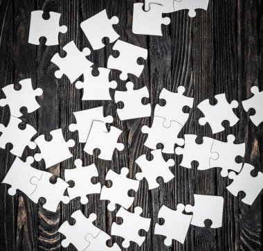koyu arka plan üzerinde beyaz puzzle parçaları