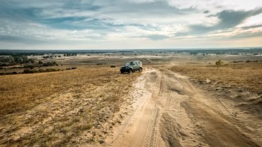 bir tepe üzerinde rulo bir yolda araba