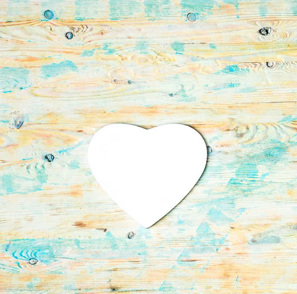 Witte hartvormige mousepad op houten achtergrond — Stockfoto