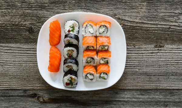 Verschiedene Sushi auf weißem Teller — Stockfoto