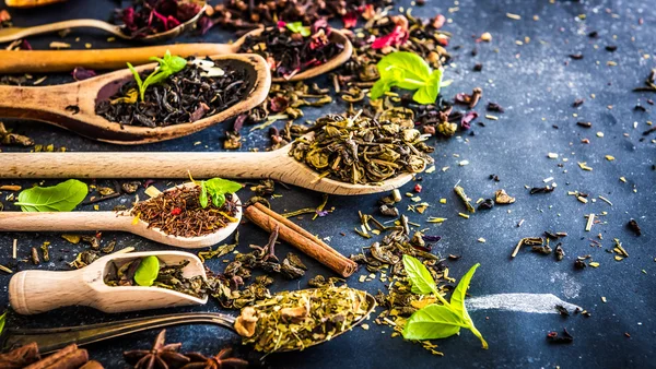 Té sobre mesa negra — Foto de Stock