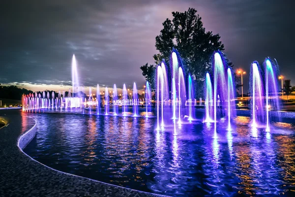 Kleurrijke muzikale fontein in Warschau — Stockfoto