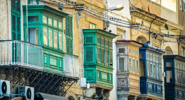 Calle con balcones en La Valeta — Foto de Stock