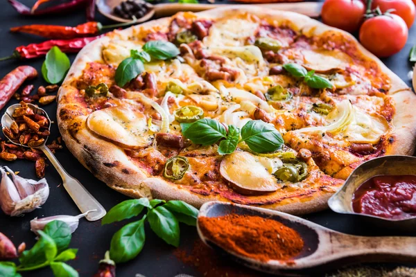 Leckere Pizza auf schwarzem Hintergrund — Stockfoto