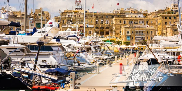 Postkort med yachter i Valletta-krukke – stockfoto