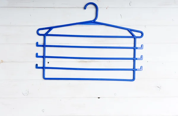 Blauwe kunststof kleren hanger — Stockfoto