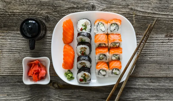 Verschiedene Sushi auf weißem Teller — Stockfoto