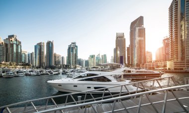 Gün batımında Dubai Marina