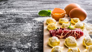 tablo üzerinde ham mantı