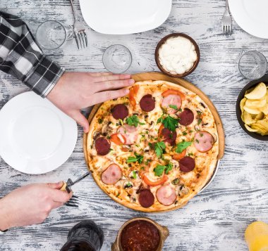 Pizza masada kesme eller