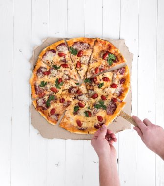 pizza üstten görünüm bir parça alarak eller