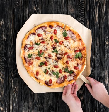 güzel pizza bir bölümünü alarak eller