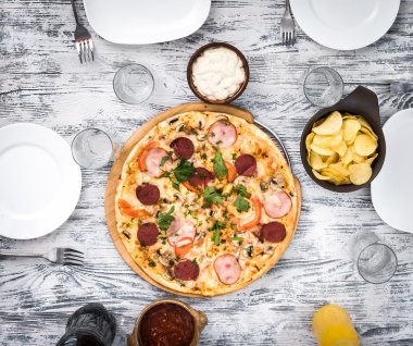 Pizza bir tablo üzerinde