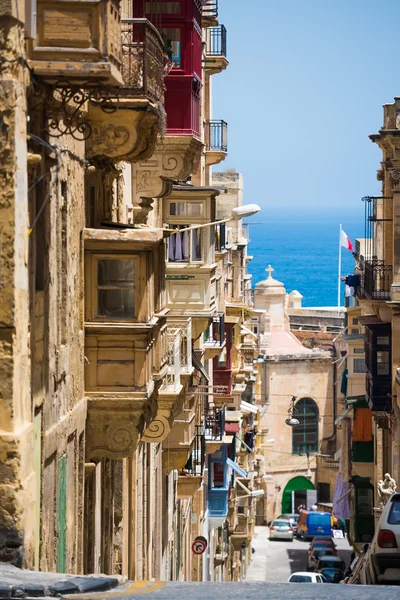 Traditionella Valletta street ner till havet — Stockfoto