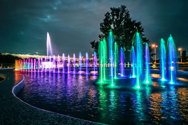 Färgstarka musikaliska fontän i Warszawa — Stockfoto