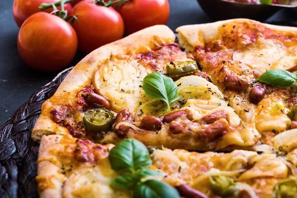 Leckere Pizza auf dem Tisch — Stockfoto