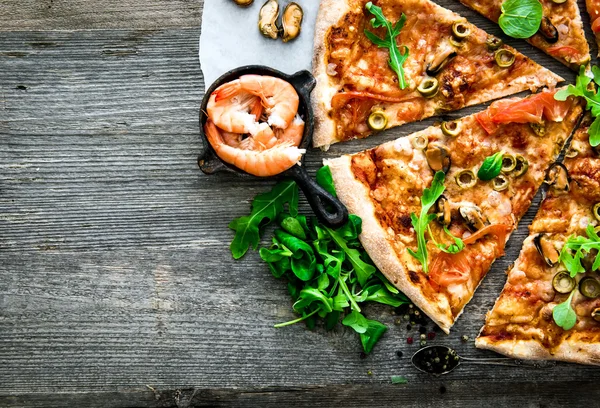 Leckere Pizza auf dem Tisch — Stockfoto