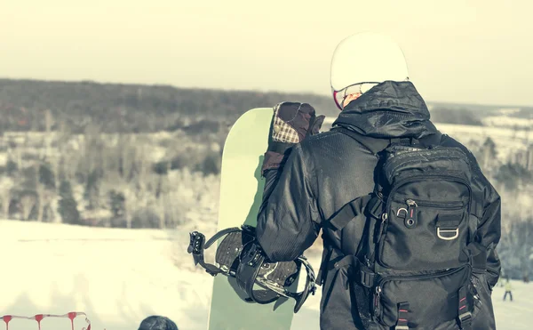 Gente en traje de esquí sosteniendo tablas de snowboard en un snowhill —  Fotos de Stock