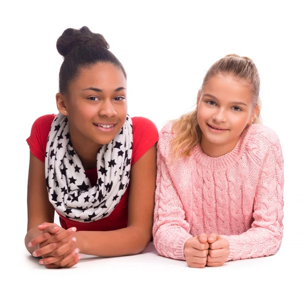 Due ragazze adolescenti sorridenti sdraiate sul pavimento — Foto Stock