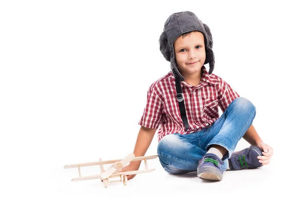 Menino com chapéu de piloto e avião de brinquedo — Fotografia de Stock