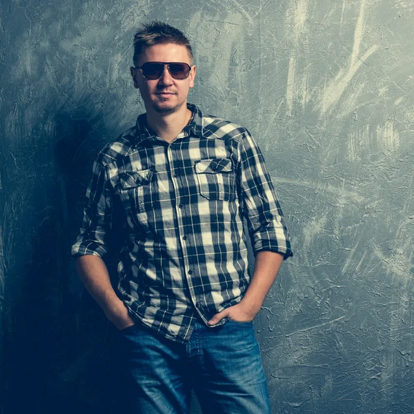 Человек в солнечных очках и клетчатой рубашке — стоковое фото
