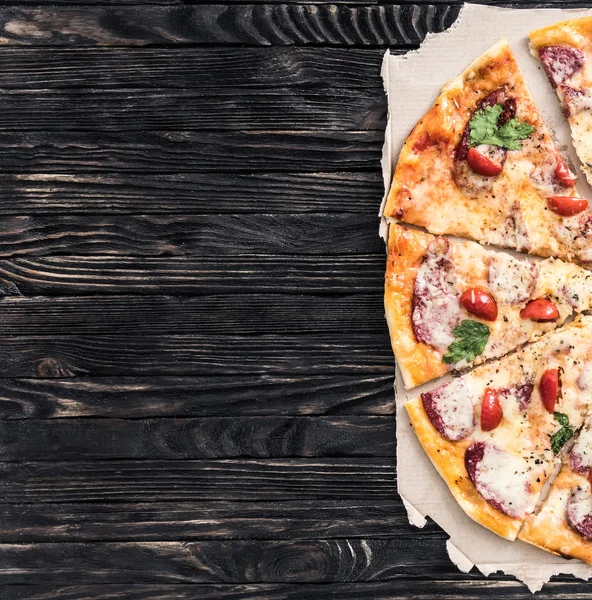 Leckere Pizza mit Textfläche — Stockfoto