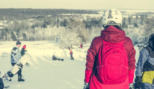 Meisje in ski man in pak een snowhill — Stockfoto