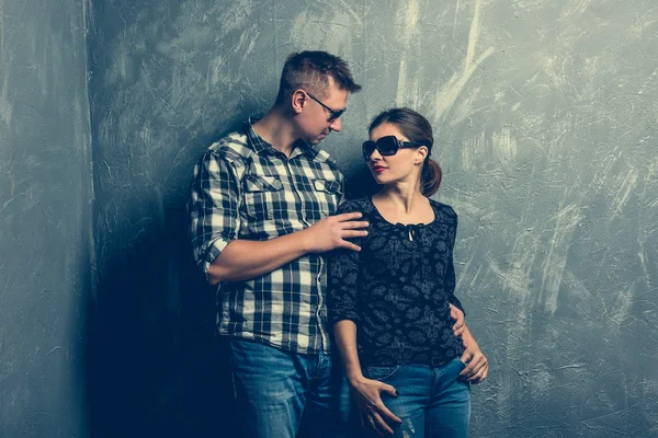 Casal de frente uns para os outros em fundo cinza — Fotografia de Stock