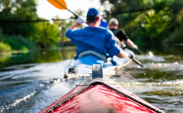 Remadores en canoa flotando a la orilla —  Fotos de Stock