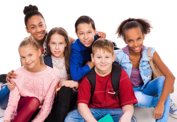 Teenager mit unterschiedlichem Teint zusammen — Stockfoto