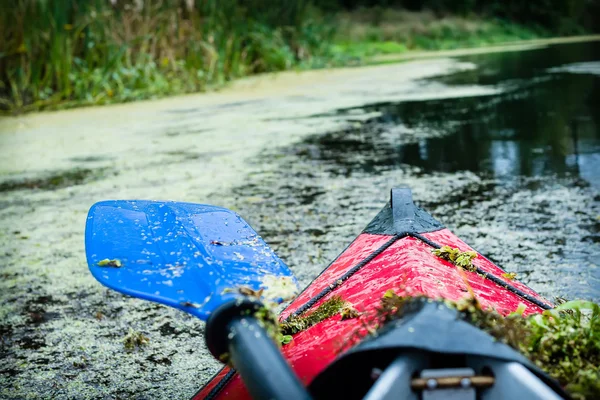 Nariz de uma canoa de esporte com remo — Fotografia de Stock