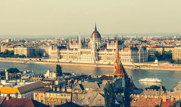 Θέα από το προμαχώνας αλιείς από εθνικό ουγγρικό Κοινοβούλιο — Φωτογραφία Αρχείου