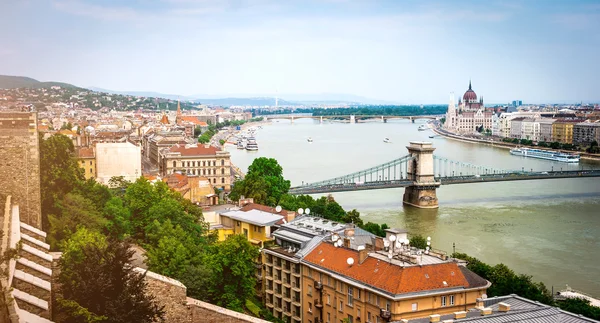 Vista su Budapest dal muro del castello di Buda — Foto Stock