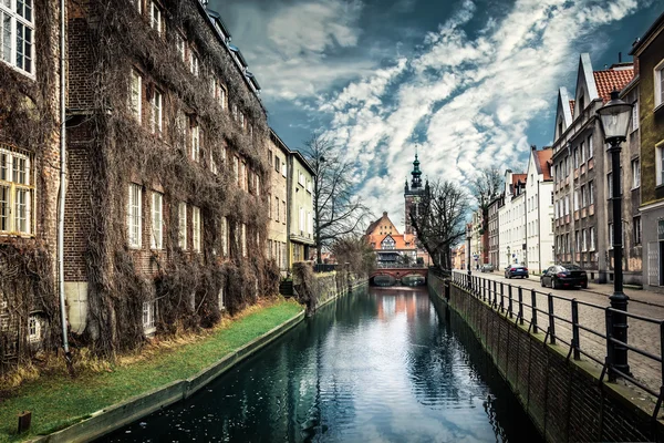 Canal y edificios históricos antiguos Gdansk — Foto de Stock