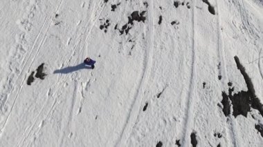 Bir kar sahada çalışan çocuk