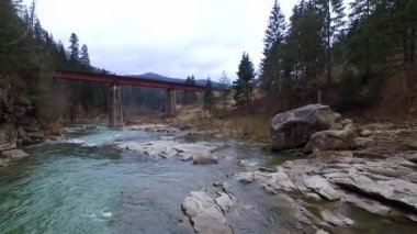 uçurumlar çalışan dağ dere