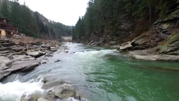 Гірський потік проходить через скелі — стокове відео